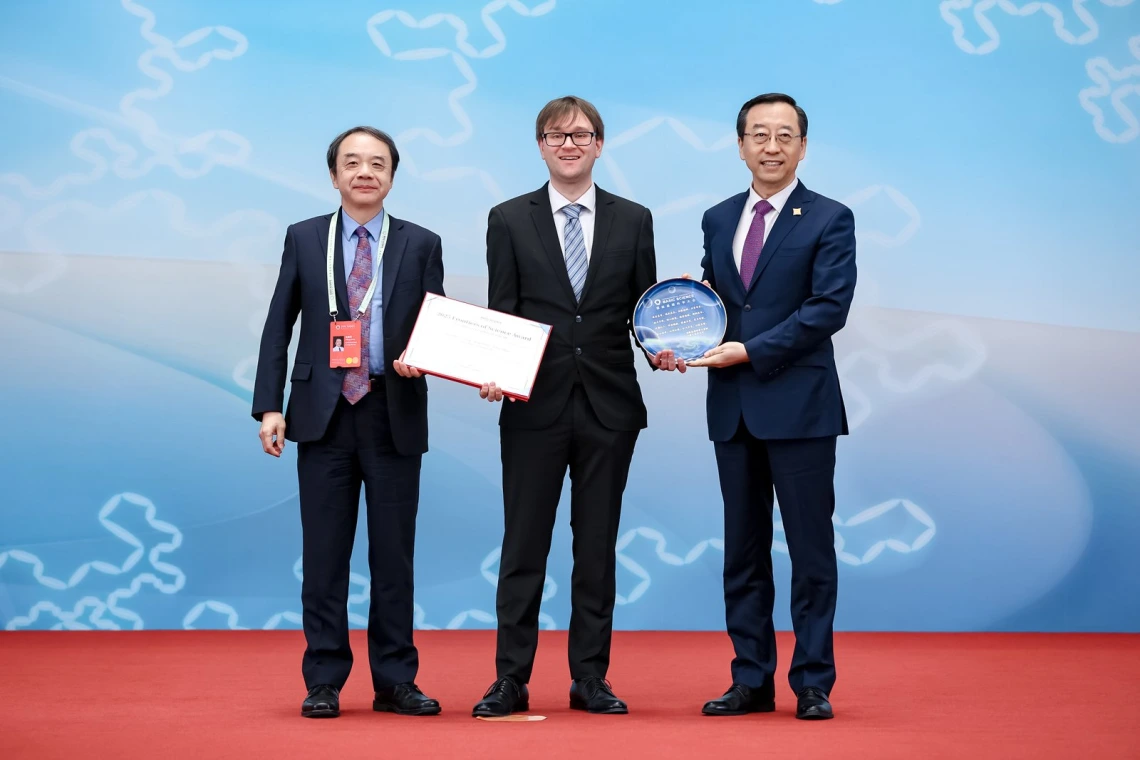 Felix Kling receiving the award