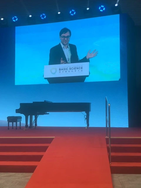 Felix Kling giving the acceptance speech