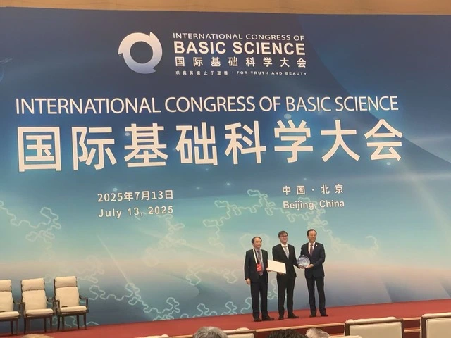 Felix Kling receiving the award